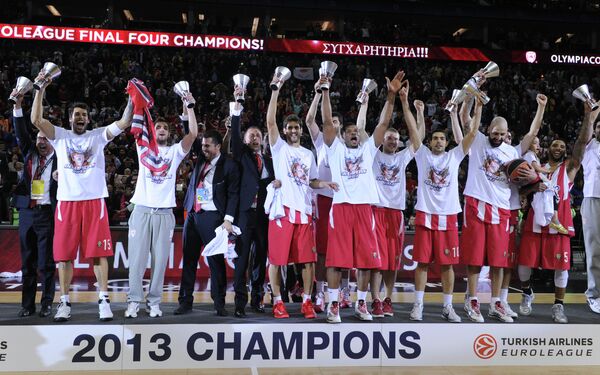 Игроки и тренерский штаб БК Олимпиакос, завоевавшие кубок победителей Финала четырех баскетбольной Евролиги сезона 2012/2013
