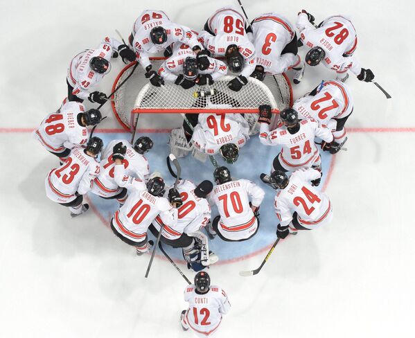 Хоккеисты сборной Швейцарии перед началом матча с Норвегией