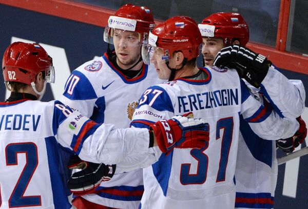 Хоккеисты сборной России радуются забитой шайбе в игре с Австрией