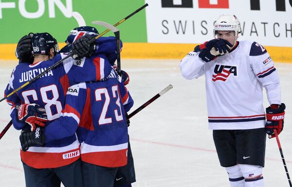 Хоккеисты сборной Словакии (в темной форме) радуются забитой шайбе в ворота сборной США