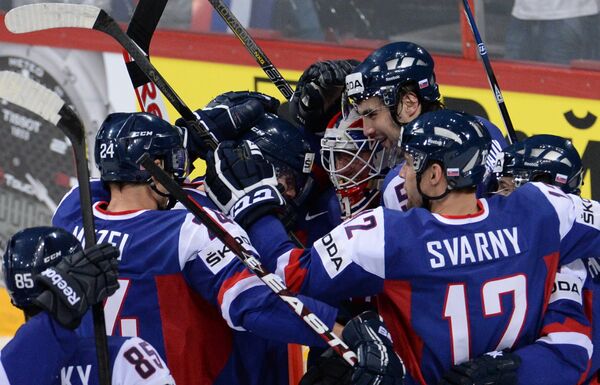 Хоккеисты сборной Словакии радуются победе над командой США