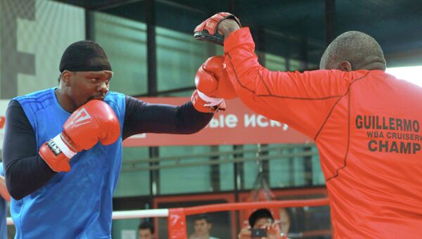 Панамский боксер Гильермо Джонс (слева) во время открытой тренировке по боксу