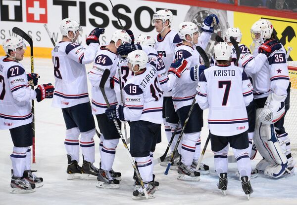 Хоккеисты сборной США радуются победе над сборной России
