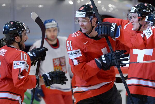 Хоккеисты сборной Швейцарии радуются заброшенной шайбе в ворота Чехии