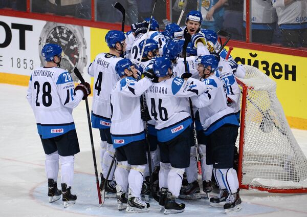 Хоккеисты сборной Финляндии радуются победе в матче со Словакией