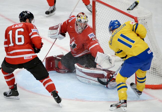 Игровой момент матча Канада - Швеция