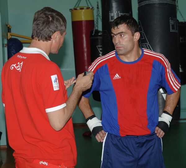 Российский боксер Чахкиев Рахим (справа)