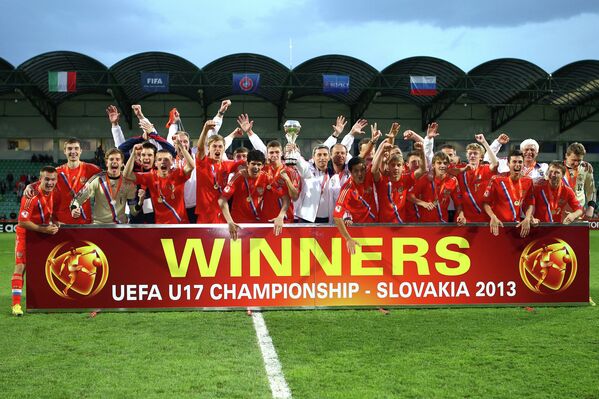Футболисты юношеской сборной России и члены тренерского штаба празднуют победу