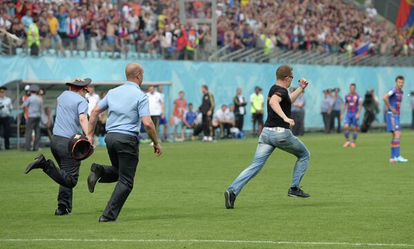 Сотрудники полиции преследуют выбежавшего на поле болельщика в матче ЦСКА - Кубань