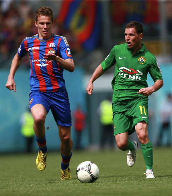 Игрок ЦСКА Понтус Вернблум (слева) и игрок Кубани Георге Букур