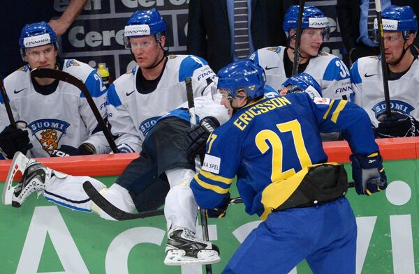 Игрок сборной Финляндии Туукка Мянтюля и игрок сборной Швеции Джимми Эрикссон (слева направо на первом плане)