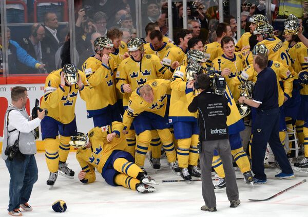 Хоккеисты сборной Швеции радуются победе в финальном матче Чемпионата мира