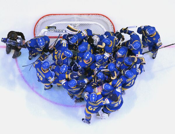 Хоккеисты сборной Швеции радуются победе в полуфинальном матче Чемпионата мира над сборной Финляндии