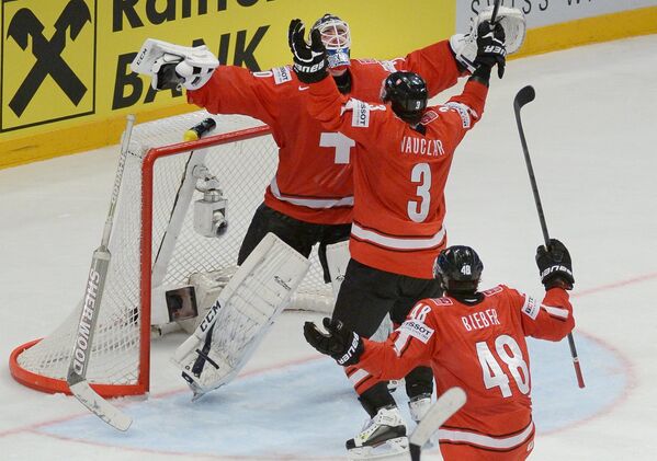 Хоккеисты сборной Швейцарии радуются победе в полуфинальном матче против сборной США
