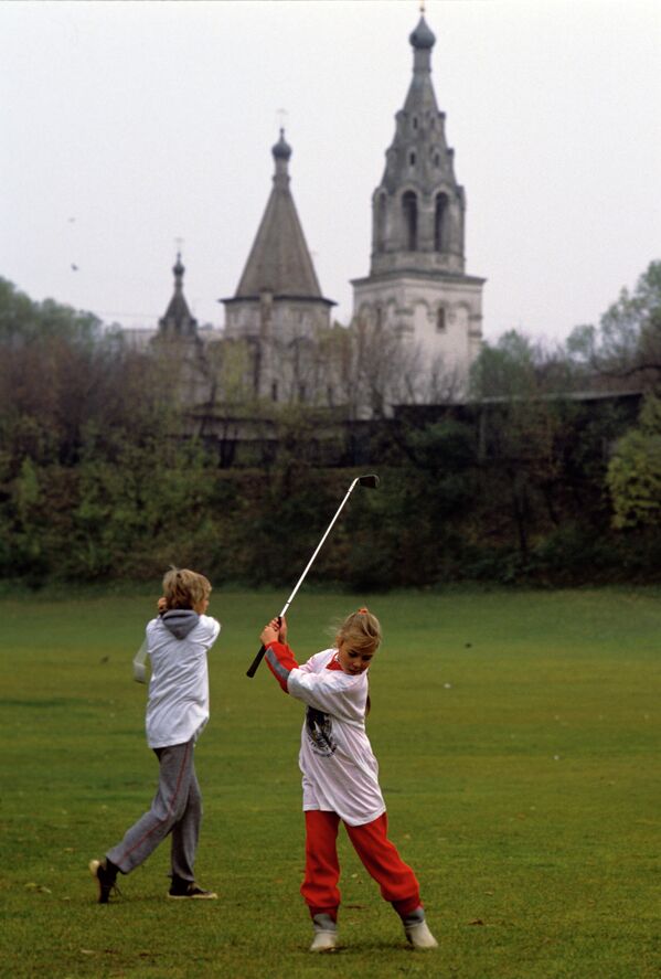 Московские школьники во время игры в гольф