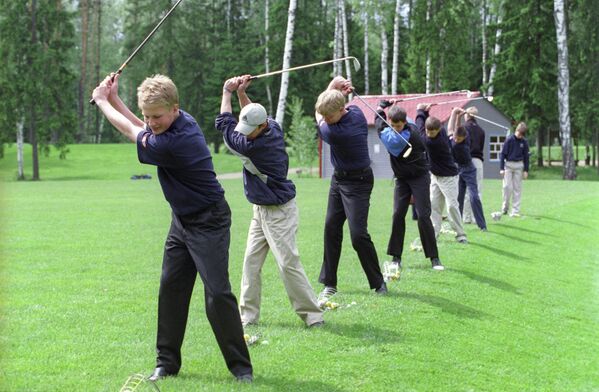 Члены юниорской академии гольфа на тренировке