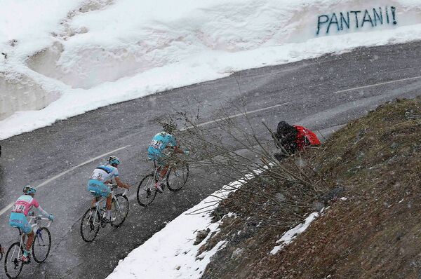 Велогонщики на маршруте этапа Джиро д'Италия