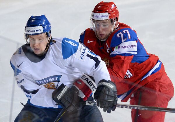 Игрок сборной Финляндии Туукка Мянтюля (слева) и игрок сборной России Алексей Терещенко