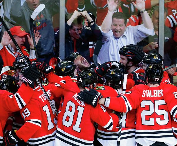 Хоккеисты Чикаго радуются победе в матче с Детройтом в НХЛ