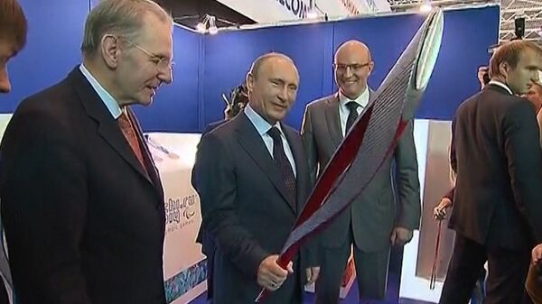 Путин пошутил, что олимпийский факел похож на автомат Калашникова