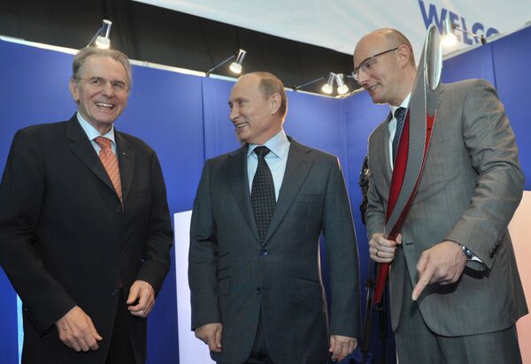 Жак Рогге (слева), Владимир Путин (в центре) и Сергей Чернышенко (справа)