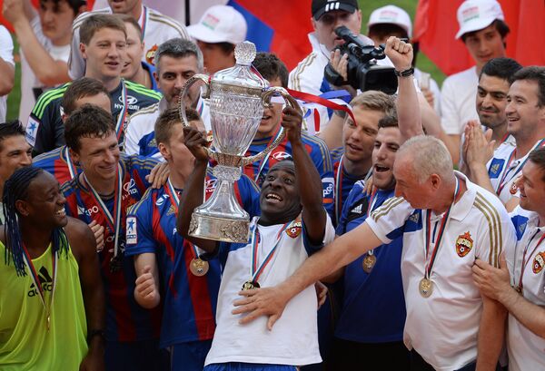 Нападающий ЦСКА Сейду Думбия (в центре) поднимает  Кубок России по футболу сезона 2012/2013