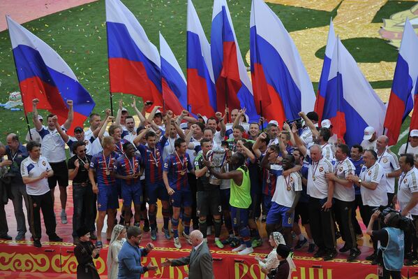 Футболисты и тренерский штаб ПФК ЦСКА с Кубком России по футболу Футболисты и тренерский штаб ПФК ЦСКА с Кубком России по футболу