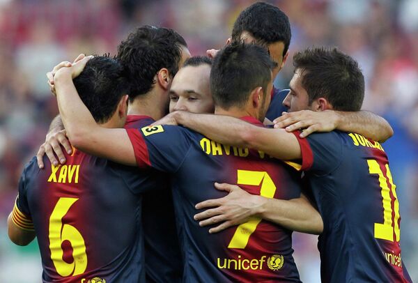 Футболисты Барселоны поздравляют Андреса Иньесту с забитым мячом в ворота Малаги