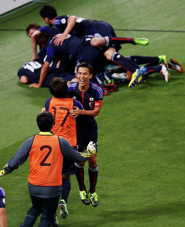Футболисты сборной Японии радуются выходу в финальную часть чемпионата Мира-2014 после ничьей с Австралией
