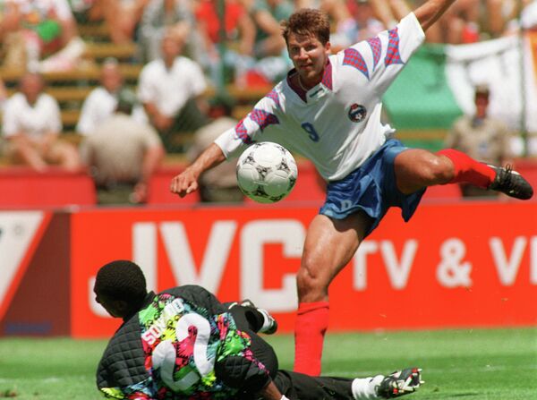 1994 год - форвард сборной России Олег Саленко забивает пятый мяч в ворота камерунского голкипера Жака Сонго'О