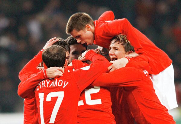 2007 год - футболисты сборной России празднуют победу над сборной Англии со счетом 2:1