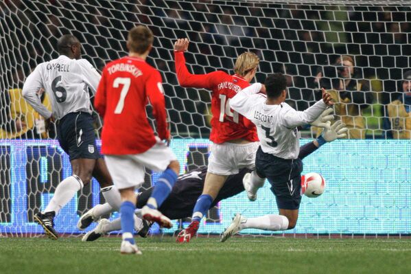 2007 год - нападающий сборной России Роман Павлюченко забивает победный мяч в ворота английской команды