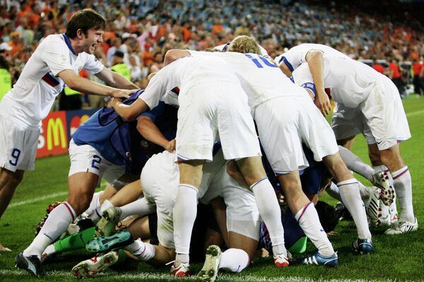 2008 год - футболисты сборной России устраивают кучу-малу после сенсационной победы над сборной Голландии в четвертьфинале Евро-2008