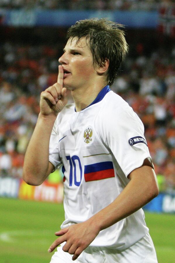 2008 год - нападающий сборной России Андрей Аршавин забивает третий мяч  в ворота сборной Голландии, который вывел Россию в полуфинал Евро-2008