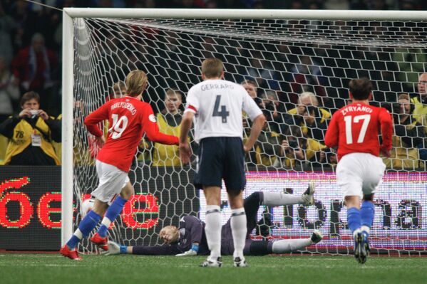 2007 год - Роман Павлюченко забивает гол с пенальти в ворота английской сборной