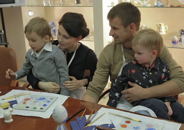 Сергей Семак с супругой Анной и их сыновья Семен (слева) и Иван (справа)