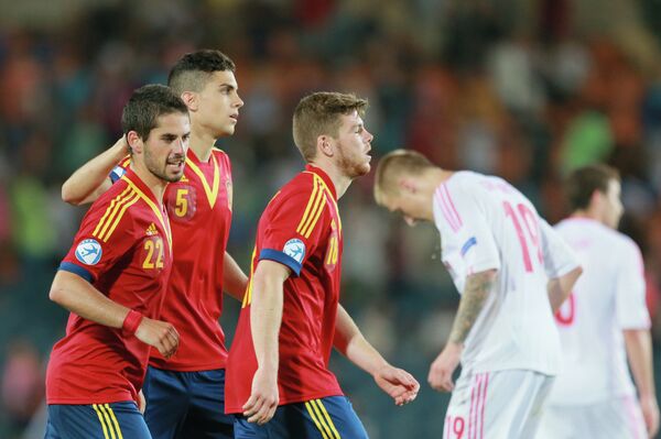 Футболисты сборной Испании радуется голу в ворота сборной России