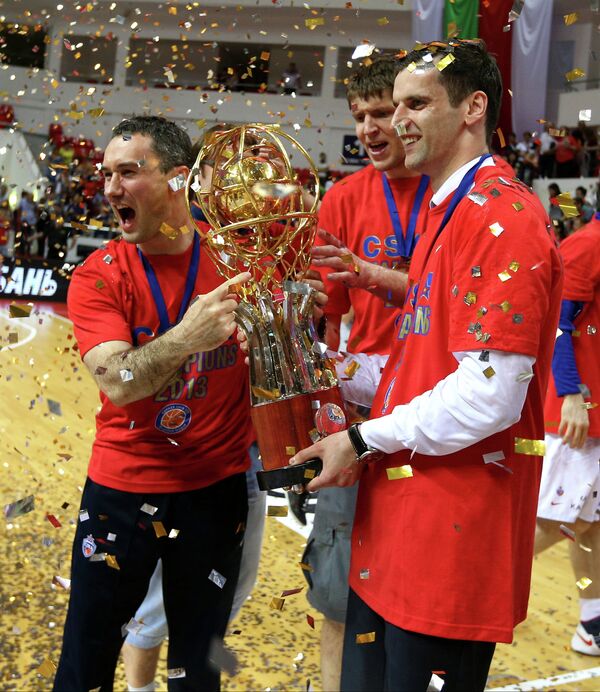 Виктор Хряпа (в центре) с кубком победителя Единой лиги ВТБ