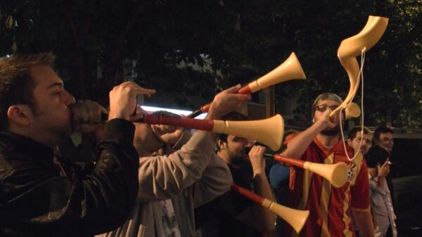 Турецкие футбольные фанаты с дудками и флагами вышли на акцию протеста