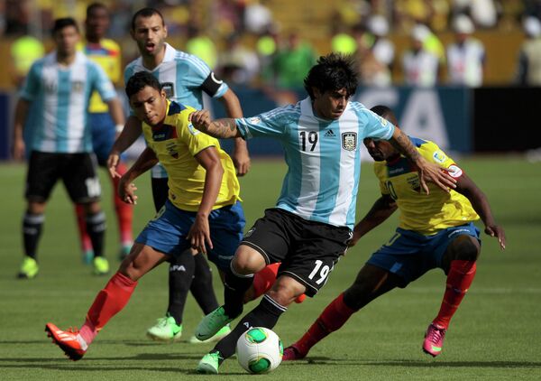 Игровой момент матча Эквадор-Аргентина
