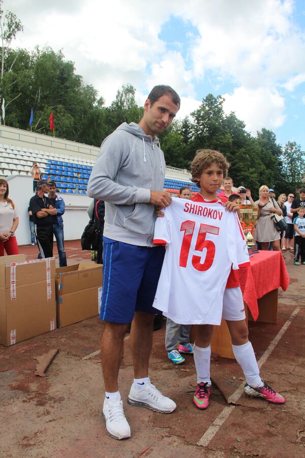 Роман Широков (слева) вручает приз самому ценному игроку турнира