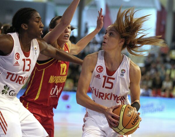 Игровой момент баскетбольного матча Турция – Черногория