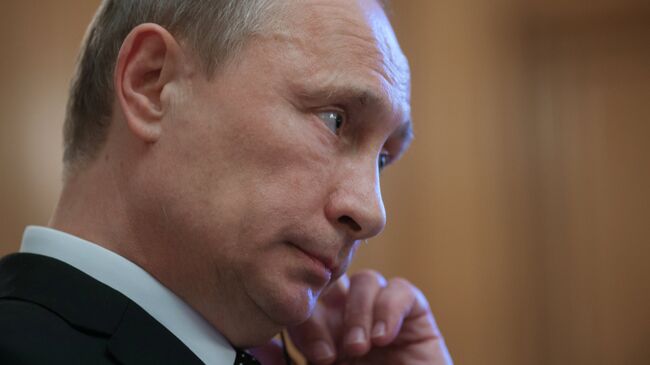 Президент России Владимир Путин во время подхода к прессе в резиденции главы правительства Великобритании