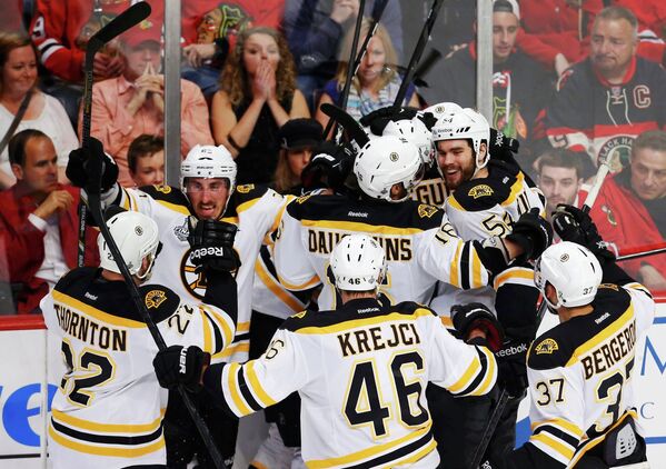Хоккеисты Бостона радуются победной шайбе