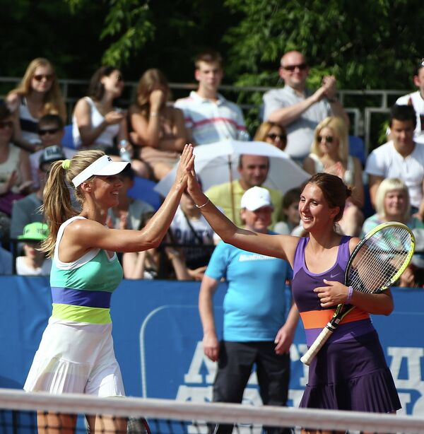 Теннисистки Елена Дементьева (слева) и Анастасия Мыскина.