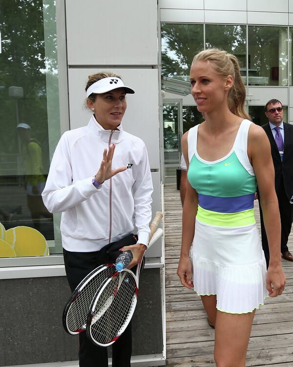 Американская теннисистка Моника Селеш (слева) и российская теннисистка и телеведущая Елена Дементьева.