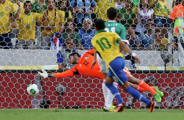 Игровой момент матча Бразилия - Мексика