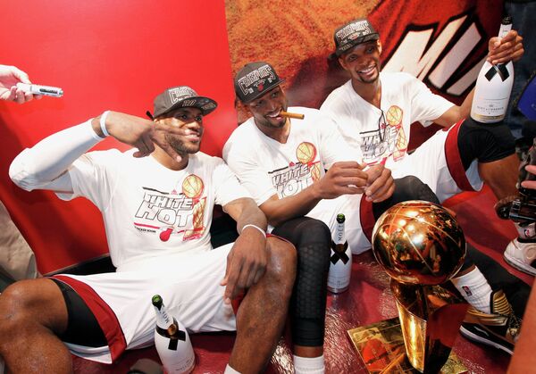 Леброн Джеймс, Дуэйн Уэйд и Крис Бош (слева направо) празднуют победу в плей-офф НБА