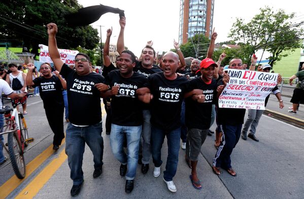 Рабочие охранного предприятия протестуют против затрат на Кубок Конфедераций и правительства бразильского президента Дилмы Русеф в Ресифе