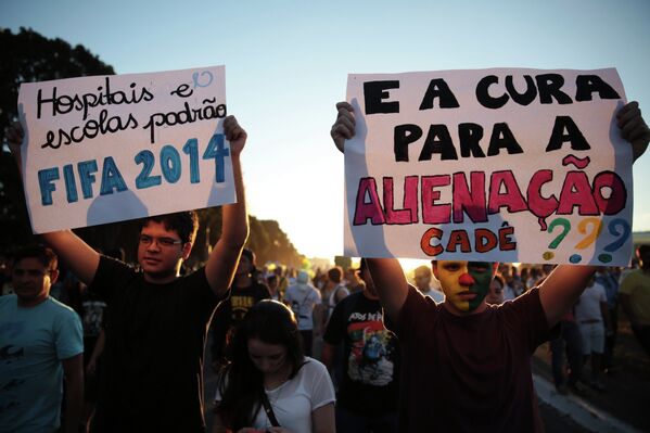 Демонстранты протестуют против высоких затрат на Кубок Конфедераций по футболу и политики президента страны Дилмы Русеф в столице страны - Бразилии